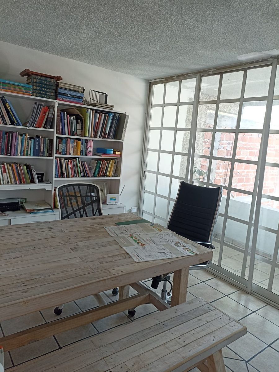 7 de 26: Estudio con mesa de trabajo para 6 personas