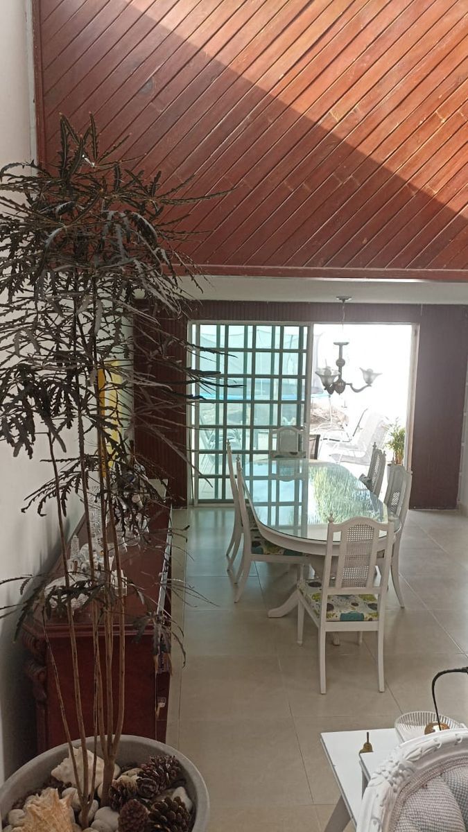 8 de 26: Ante- comedor para 12 personas y buen espacio de circulacion