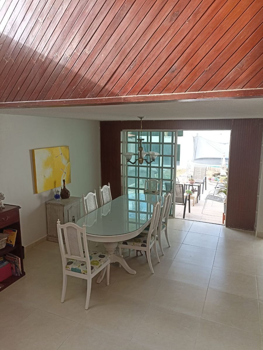 9 de 26: Ante comedor con vista al jardín