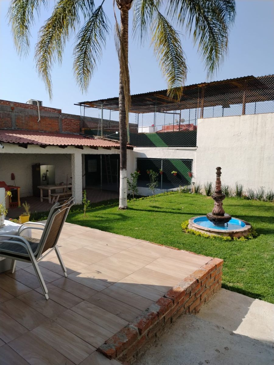 10 de 26: Jardín con fuente en funcionamiento