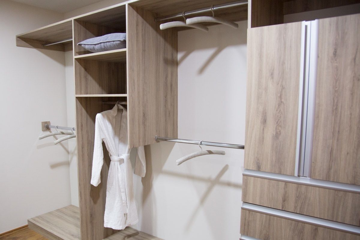 6 of 33: Vestidor de recámara principal