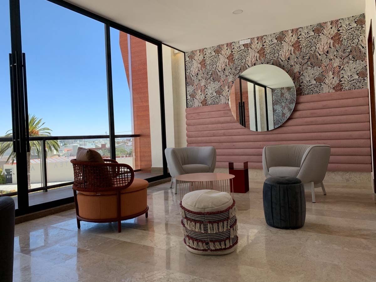 20 of 33: Lobby de vestidores de mujeres