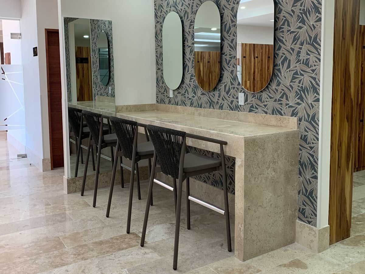 23 of 33: Tocador de vestidores de mujeres