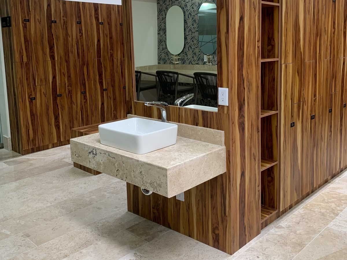 24 of 33: Lavabo de vestidores de mujeres