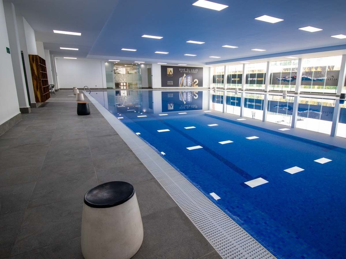 15 of 33: Alberca semi olímpica techada y con jacuzzi