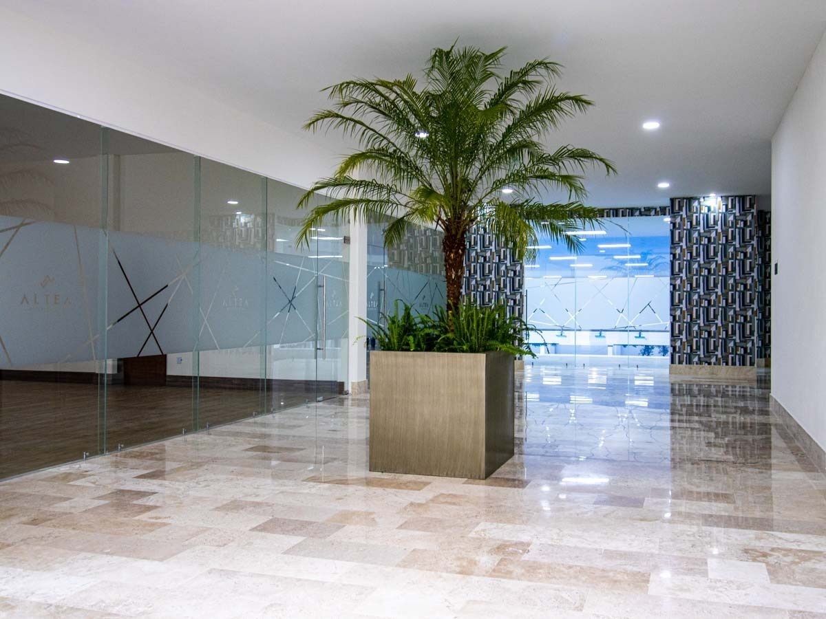 28 of 33: Pasillo del club