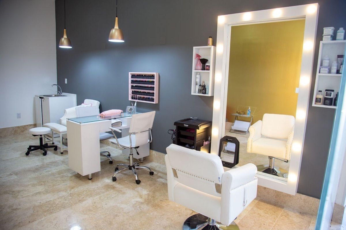 27 of 33: Clínica de belleza