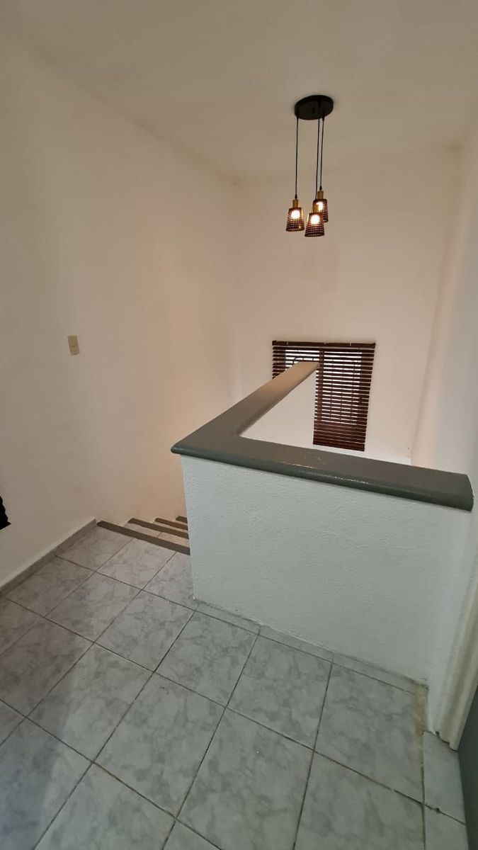 9 of 13: Escaleras