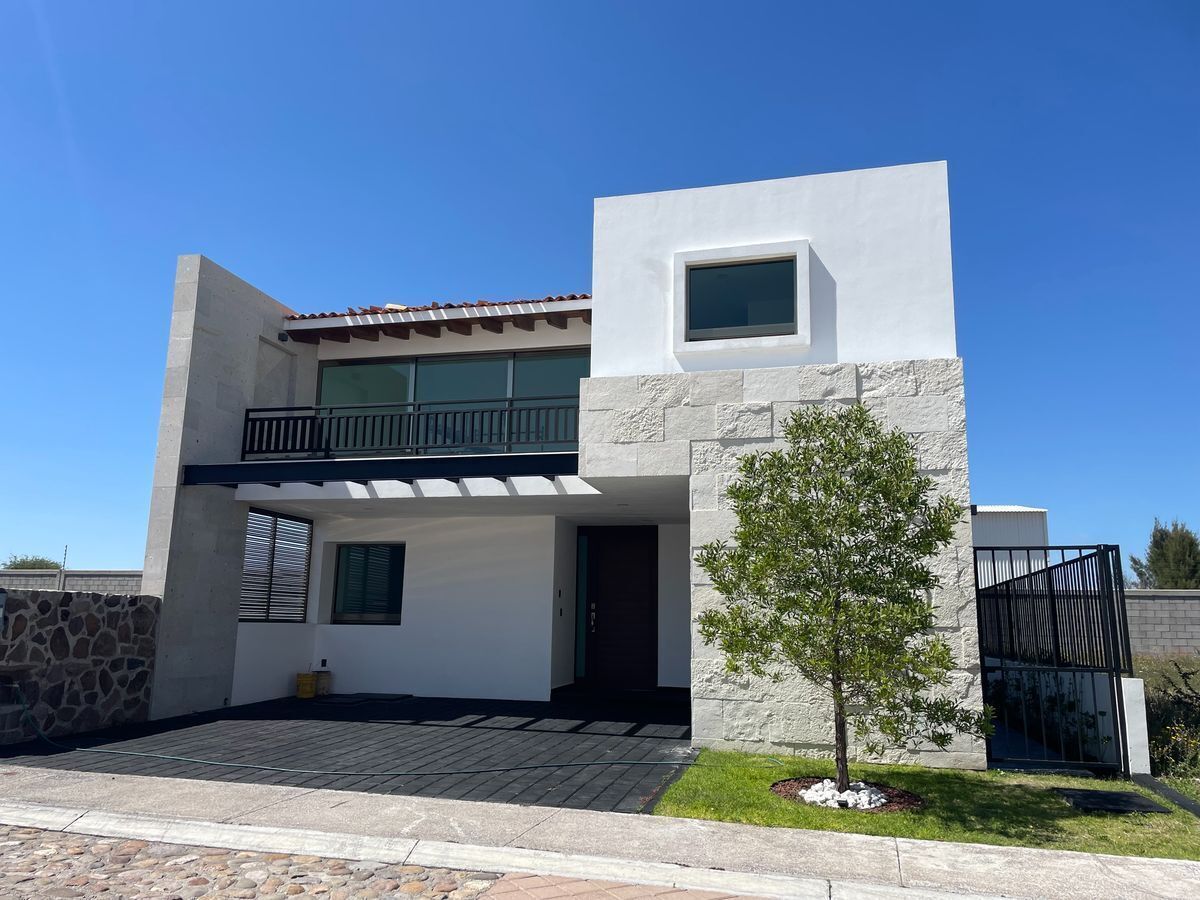 CASA EN VENTA EN LA VISTA RESIDENCIAL FRENTE A PASEO QUERETARO CERCA DEL  REFUGIO