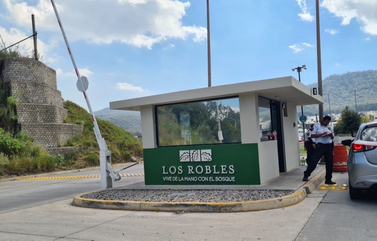 1 de 7: FRACCIONAMIENTO LOS ROBLES ACCESO