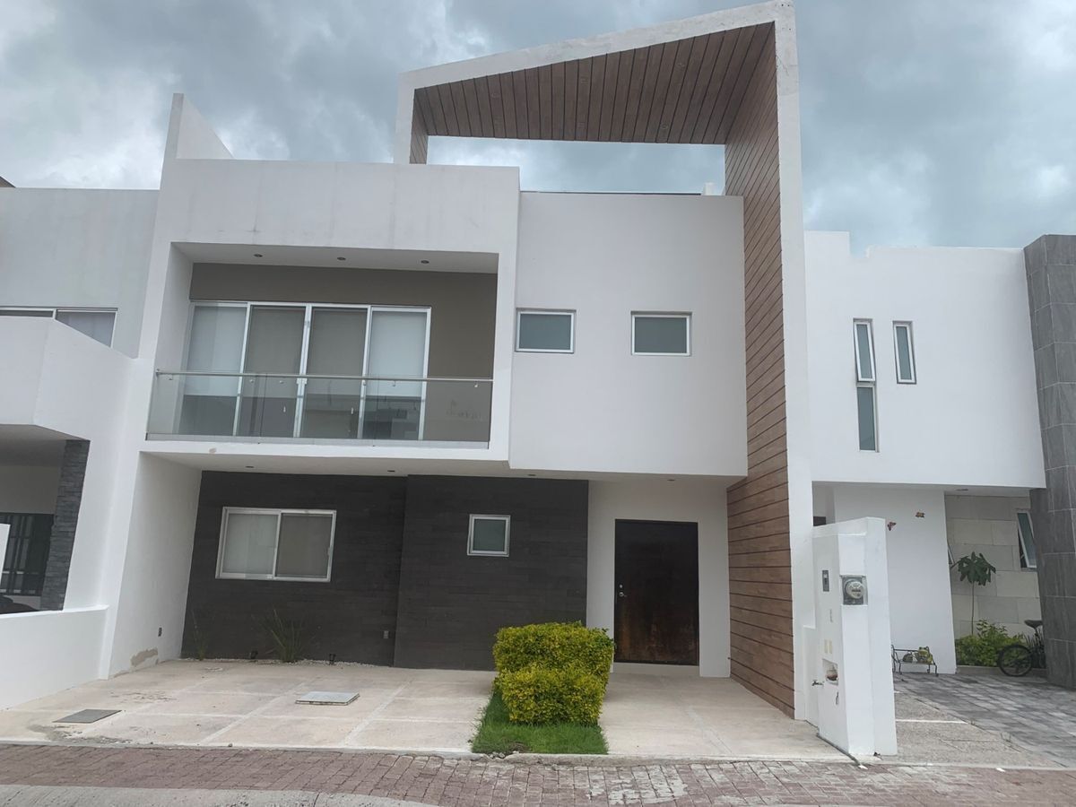 Se Vende Casa en La Condesa Juriquilla, Roof Garden, Cto Serv, Jardín,  Jacuzzi,