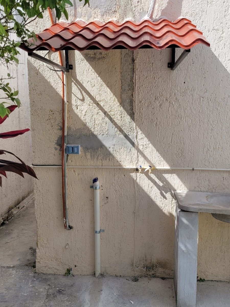 22 of 24: Área de lavadero techado.