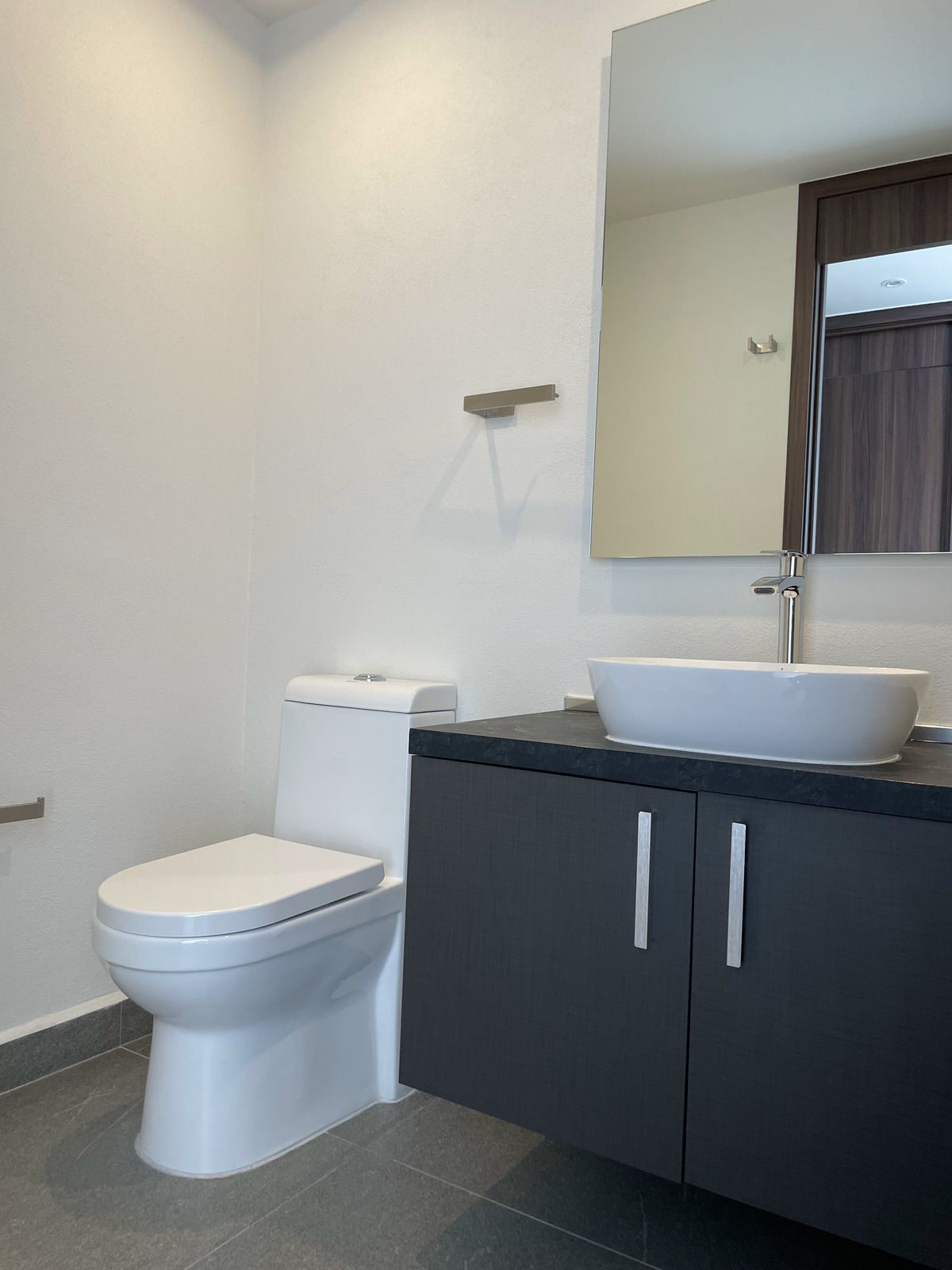 4 of 36: Baño social