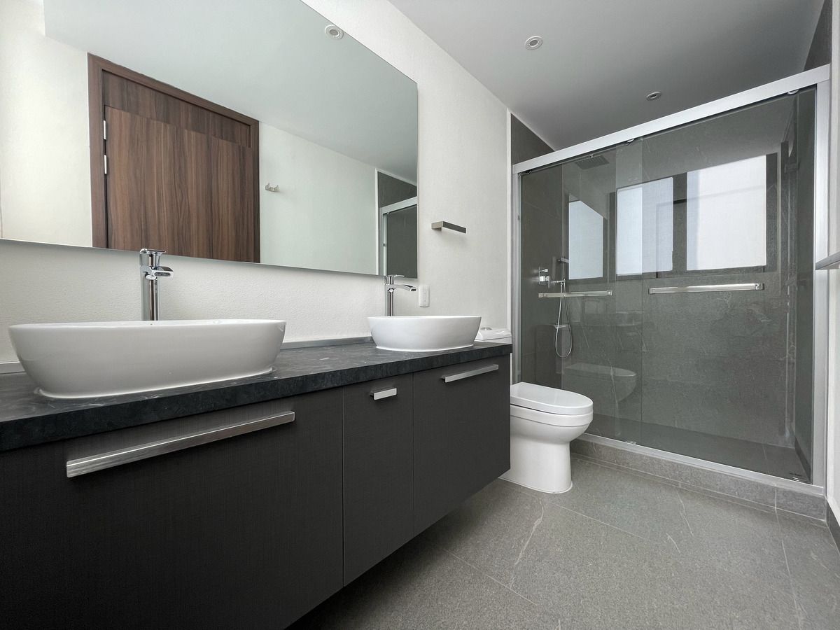 8 of 36: Baño-recamara principal