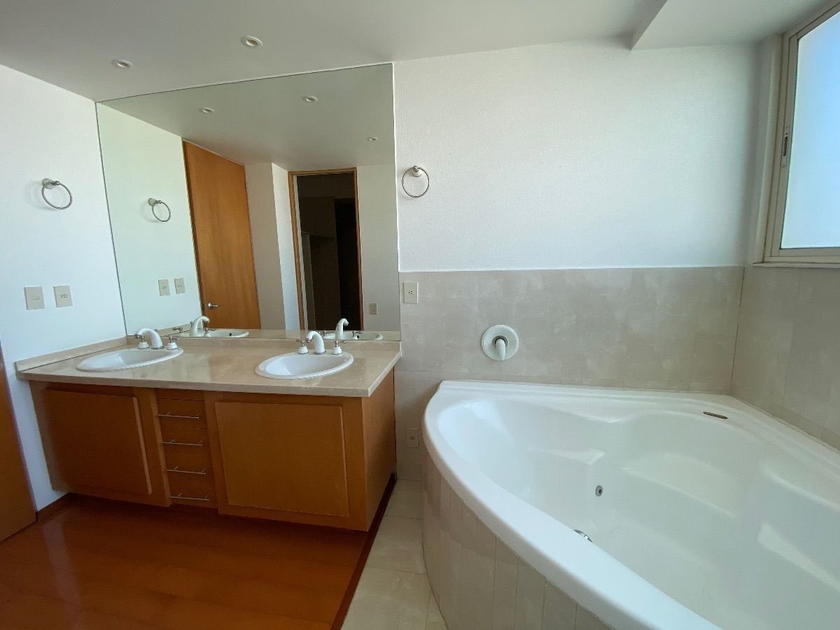 22 de 34: Baño con jacuzzi de recamara principal 