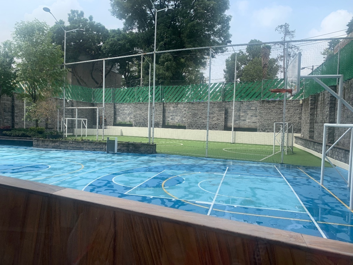 40 de 49: Cancha de fútbol y básquetbol