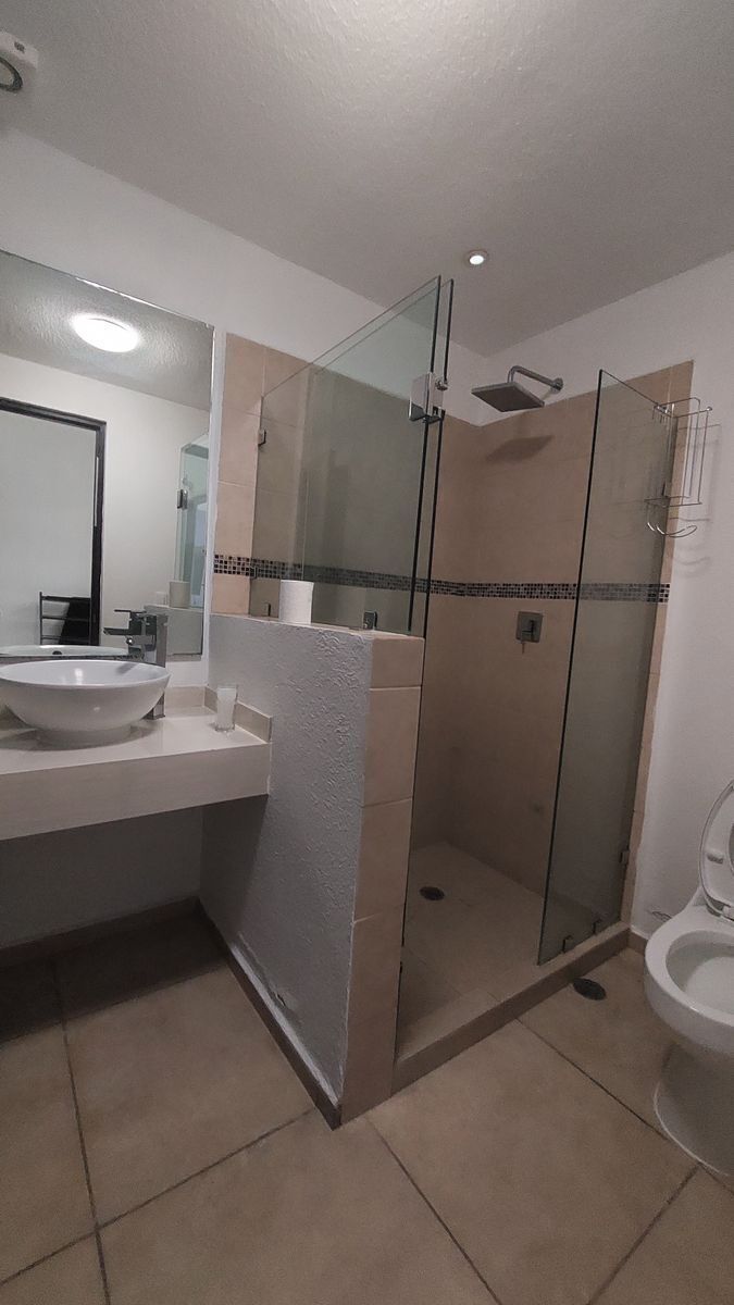 2 de 18: BAÑOS CON CRISTAL TEMPLADO