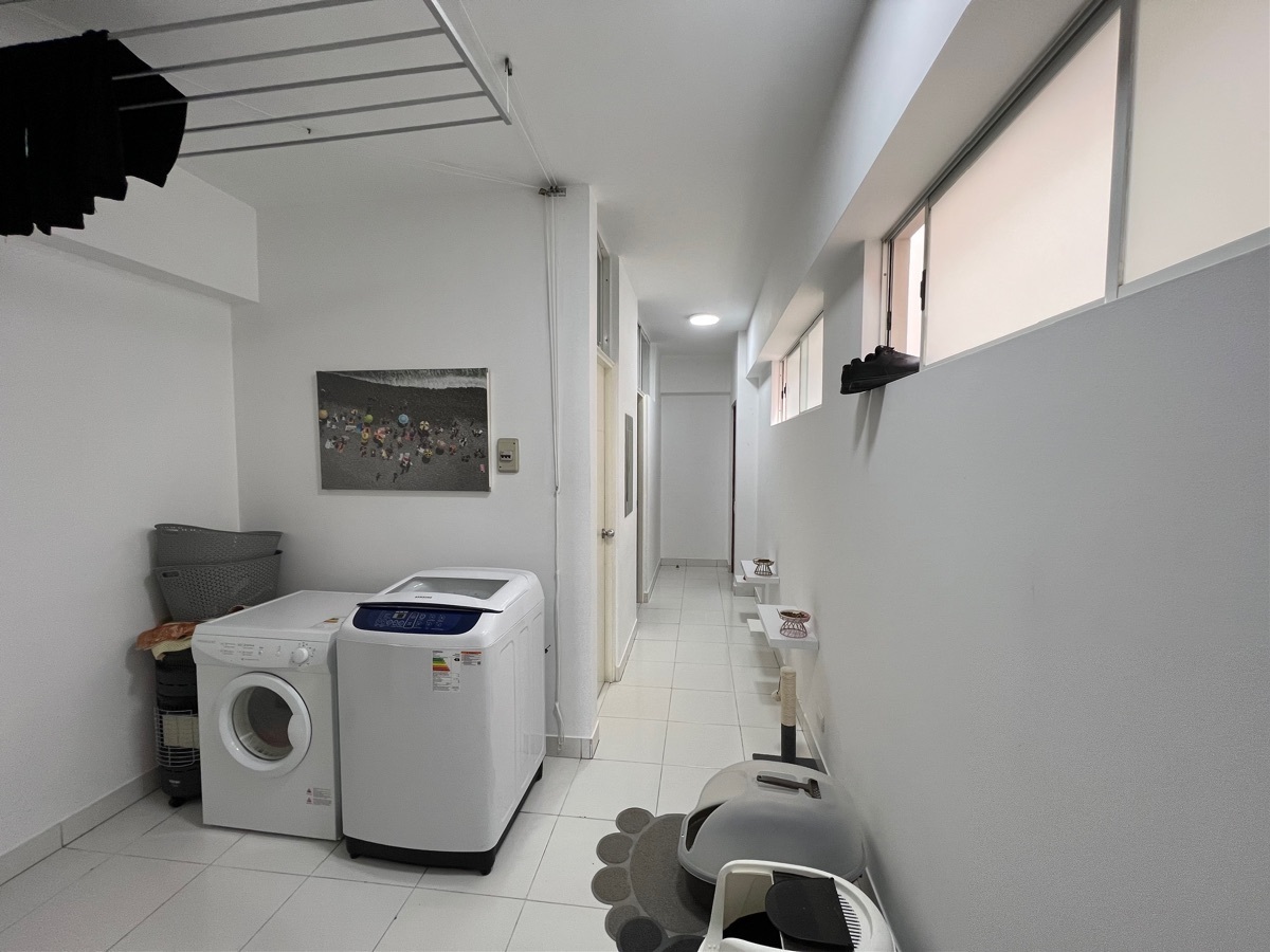 24 de 27: Área de servicio con lavandería, cuarto y baño de servicio