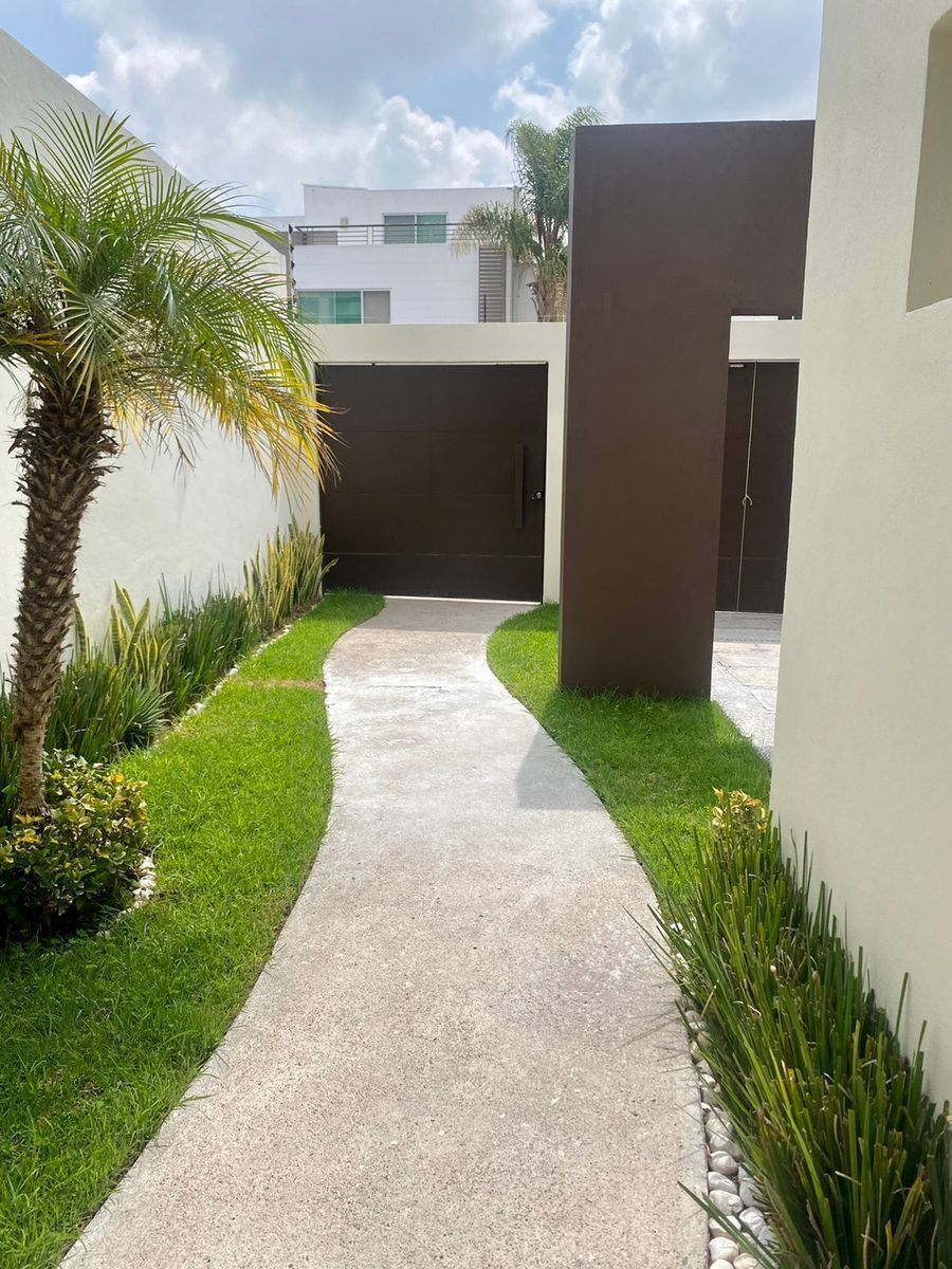 CASA EN VENTA MILENIO III - BIEN UBICADA, AMPLIA Y CON JARDIN