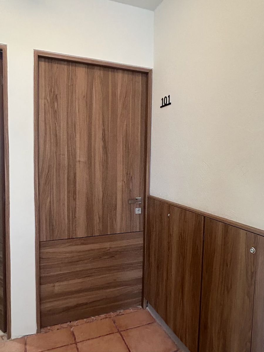 8 of 24: Escalera