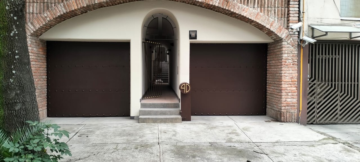 1 of 24: Fachada principal