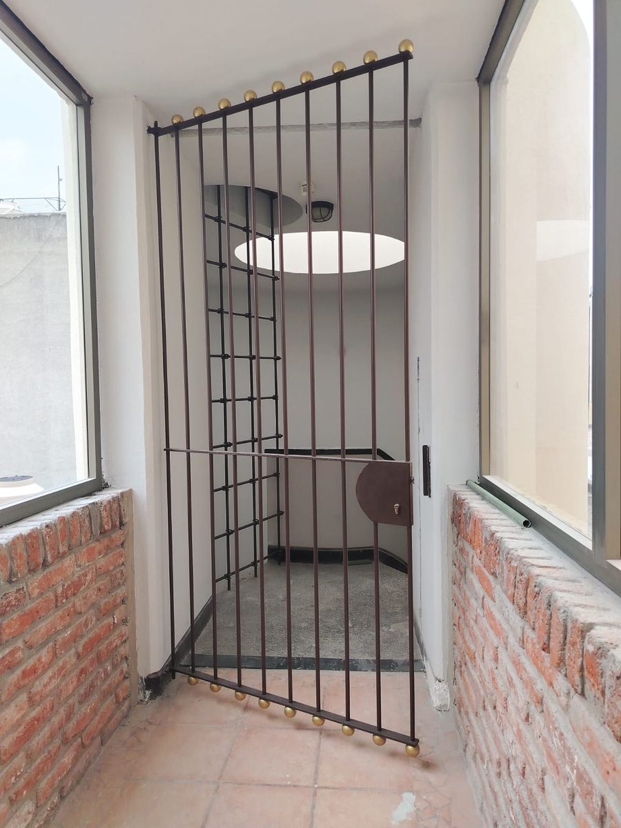 7 of 24: Pasillo de acceso
