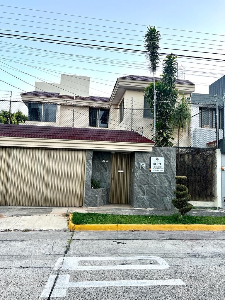 CASA PARA OFICINA A PUERTA CERRADA EN ZONA JARDINES DE GUADALUPE