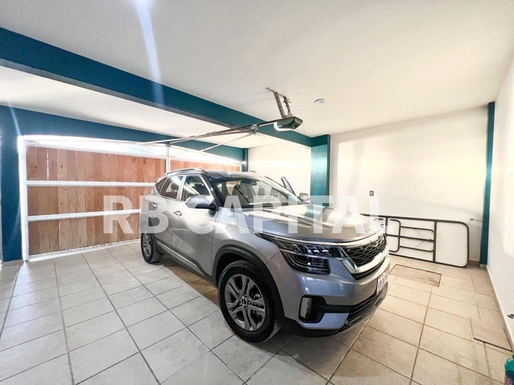 2 of 21: Estacionamiento techado