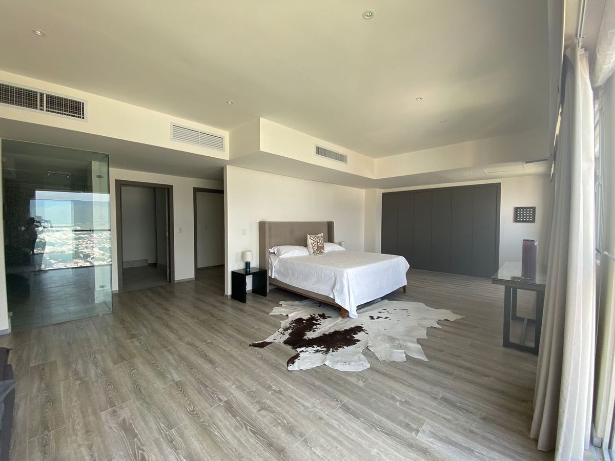 10 de 21: Recámara principal con vista a la ciudad