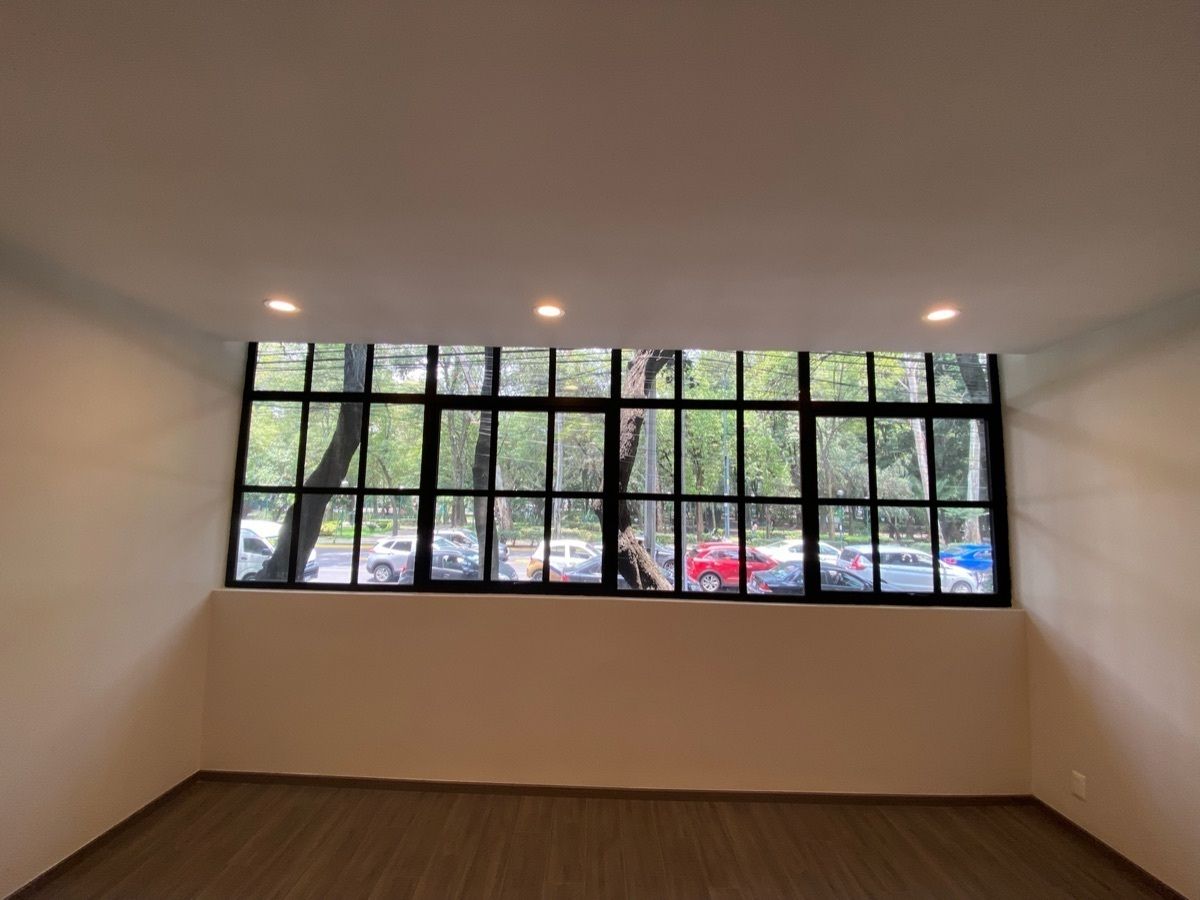 5 of 26: Ventana hacia Parque España