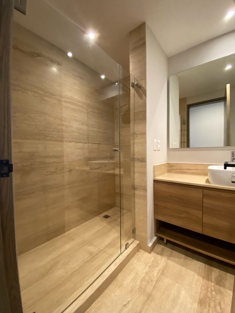 10 of 26: Baño recámara principal 