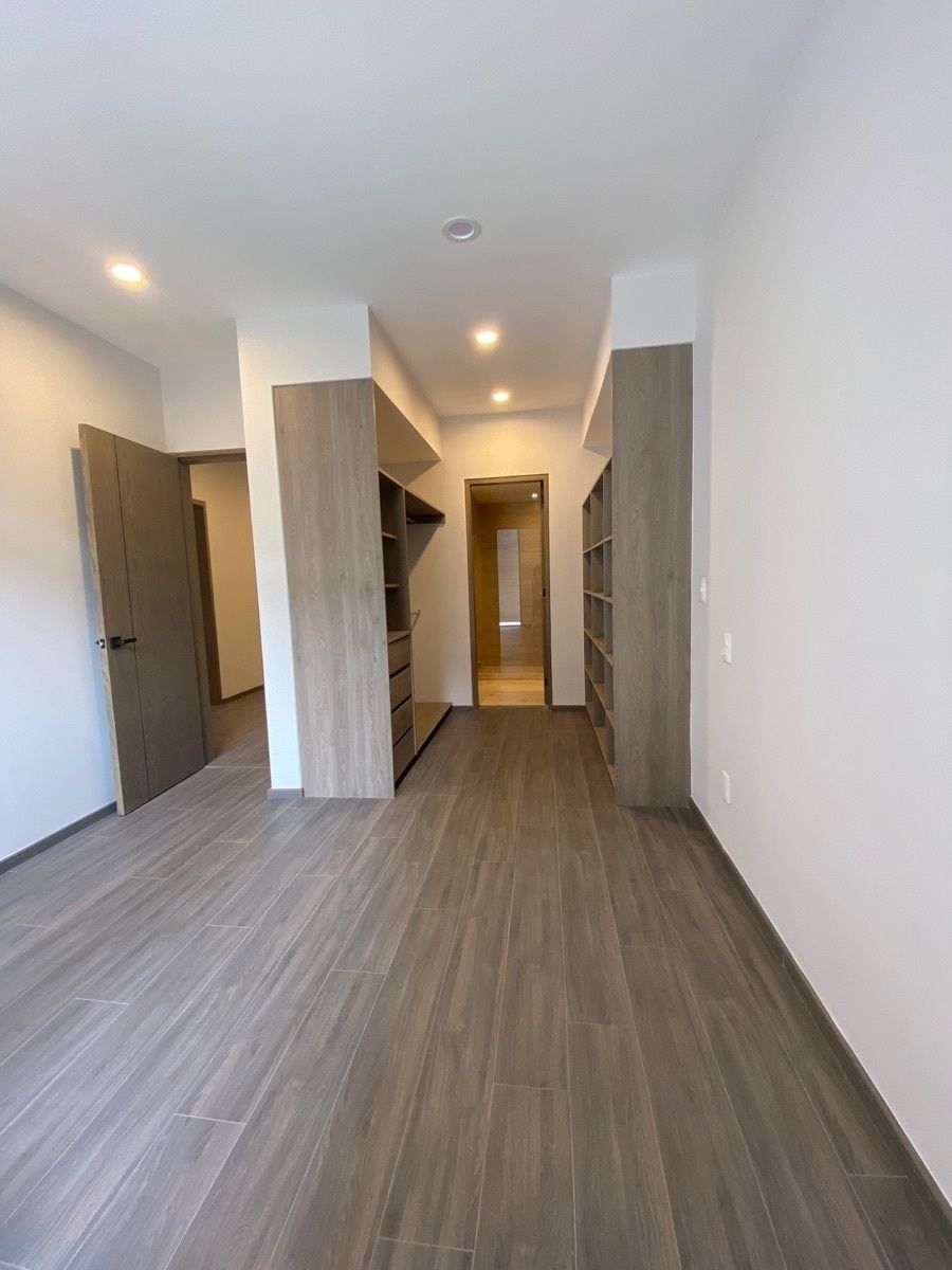 14 of 26: Walking closet de la recámara principal 