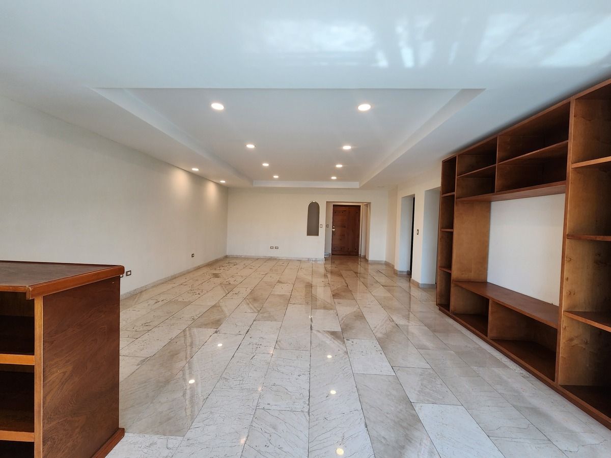 Sala comedor con piso de mármol