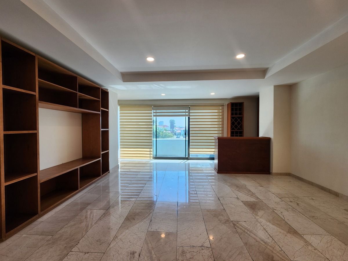 Sala con mueble integrado y barra de bar