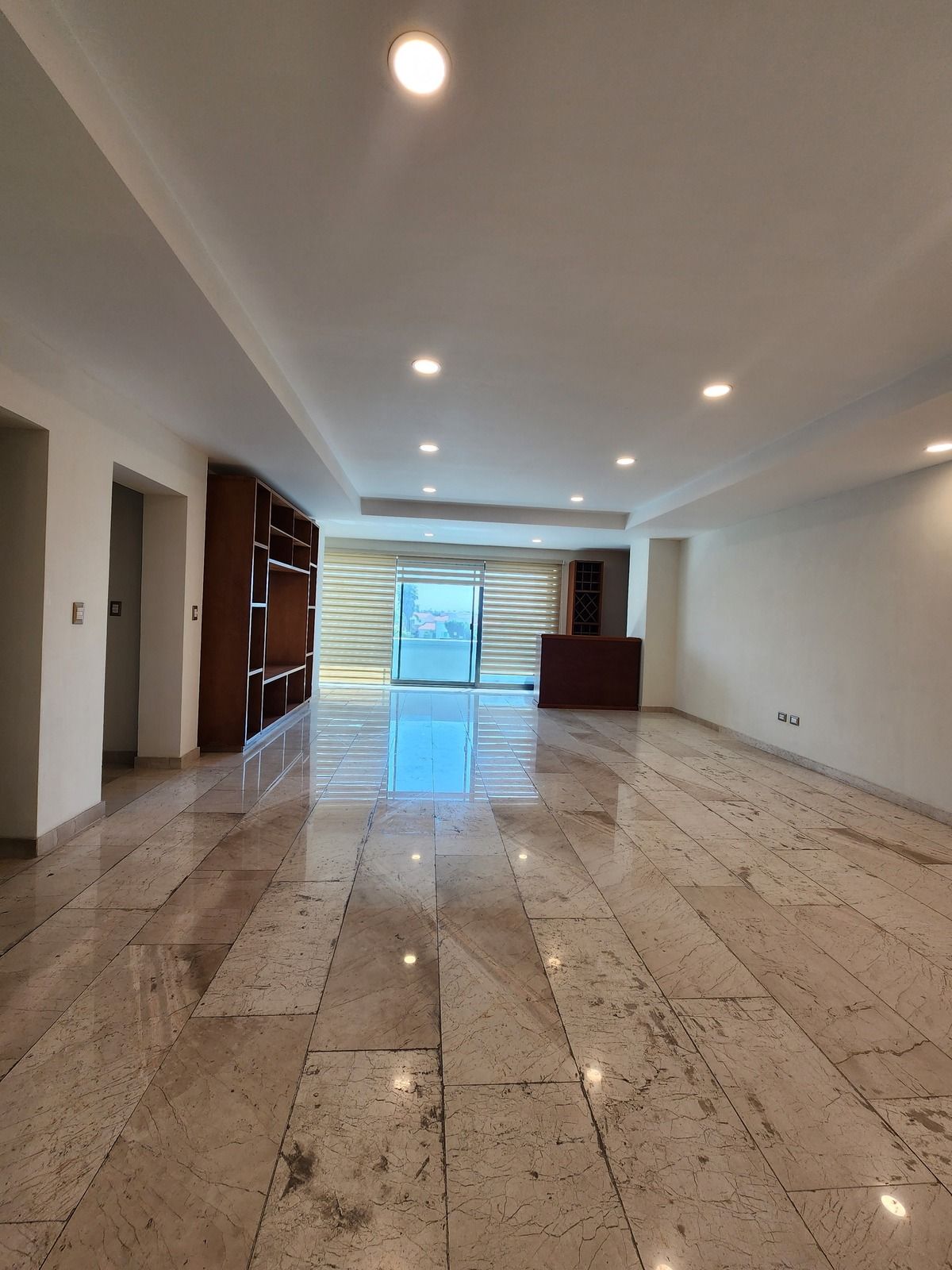 Sala con piso de mármol