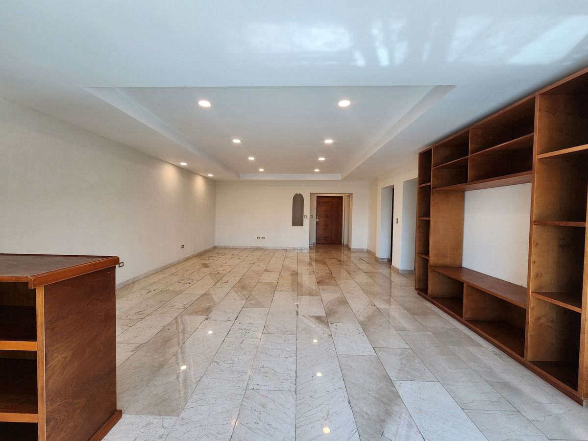 Sala comedor con mueble de madera integrado