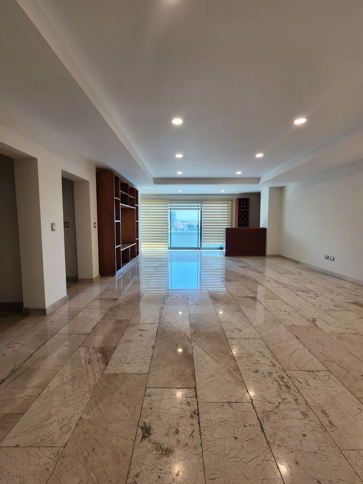 Sala con balcón