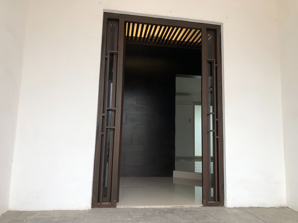 Puerta principal, foto 1 de 22