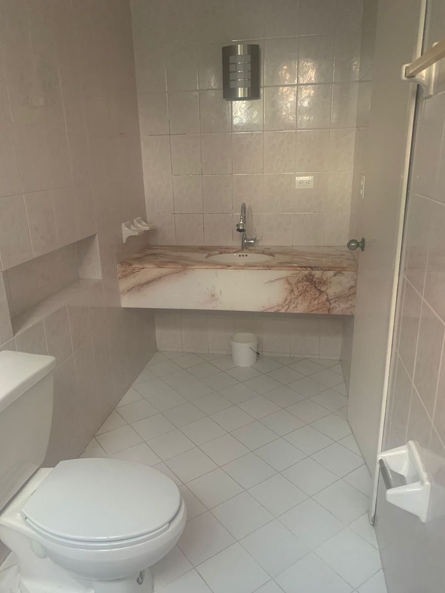 7 de 15: Medio Baño