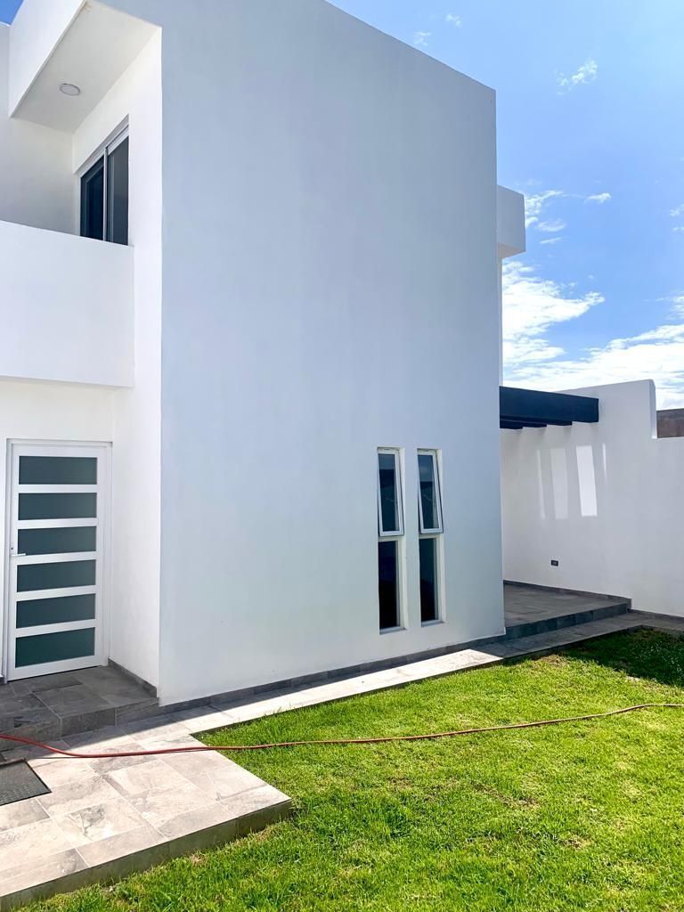 14 de 16: Fachada posterior y jardín