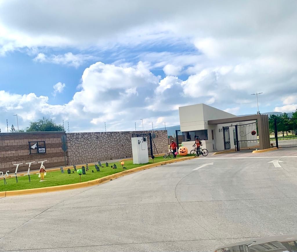 16 de 16: Entrada a fraccionamiento privado