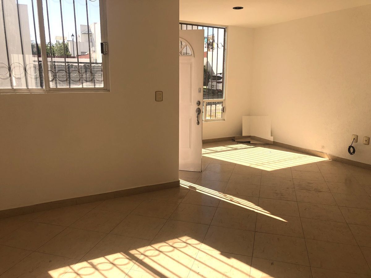 Sala y entrada de la casa