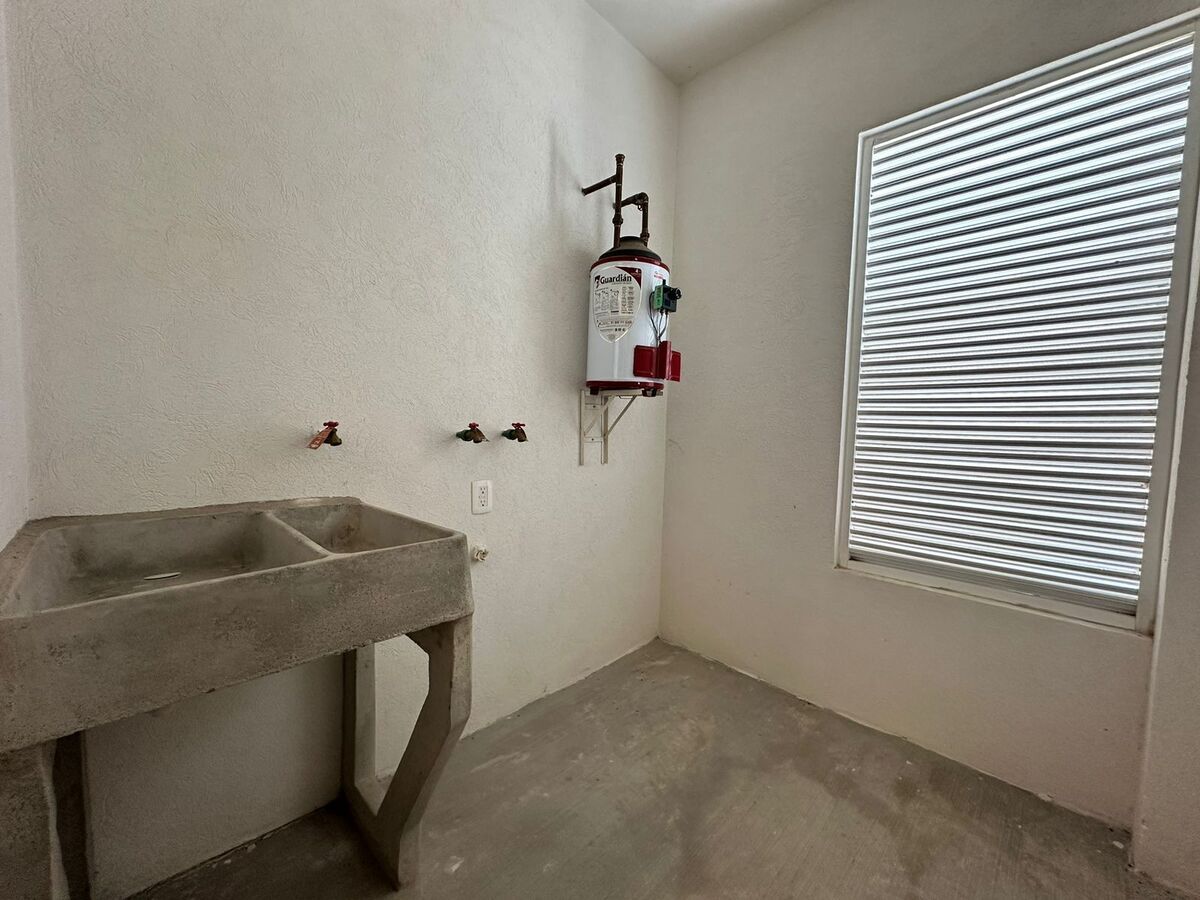 17 de 32: Cuarto de lavado -Incluye lavadero y boiler