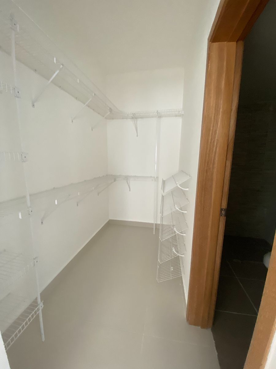 3 de 8: Walk-in closet