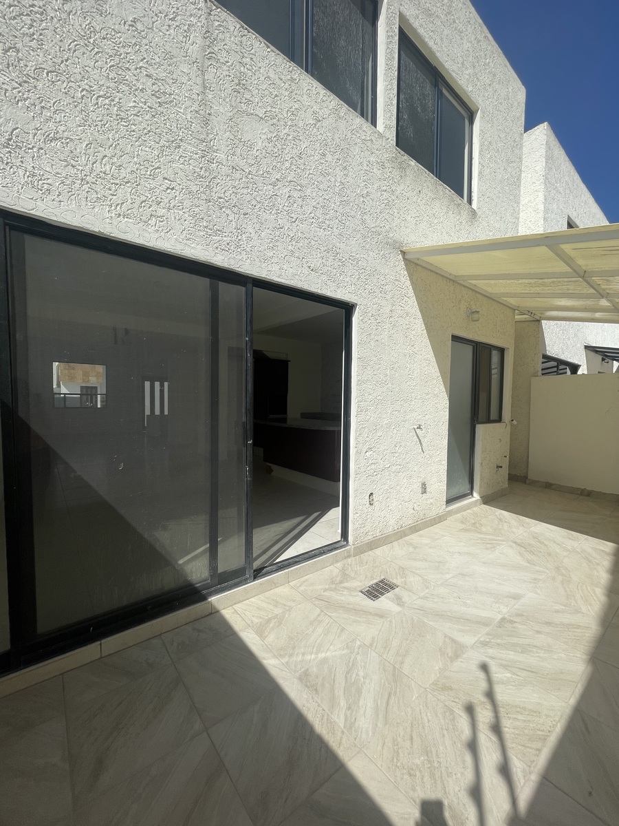 11 de 24: PATIO CON PASILLO DE SERVICIO