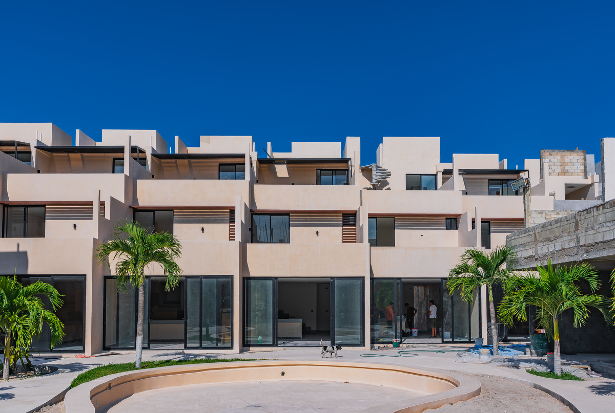 2 de 14: Fachadas y Alberca