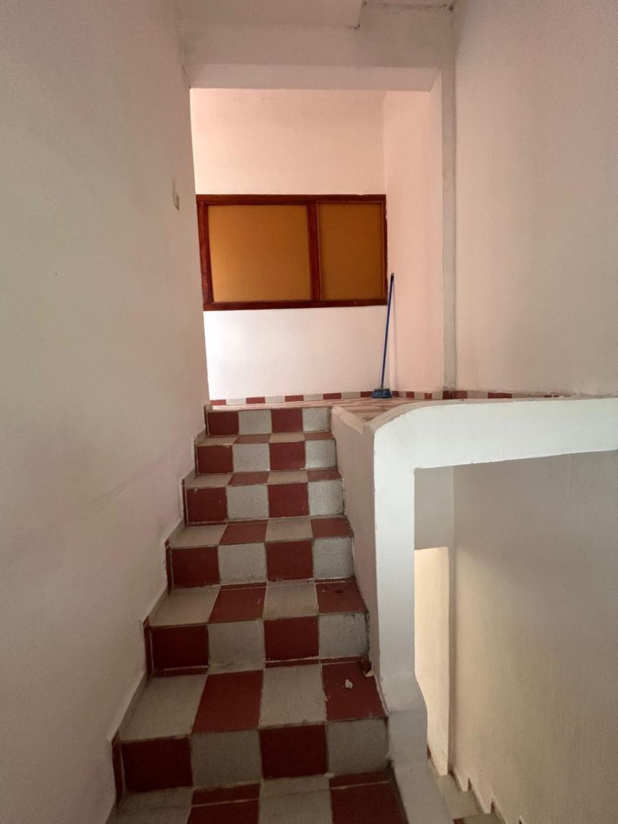 7 of 14: 7. Escaleras