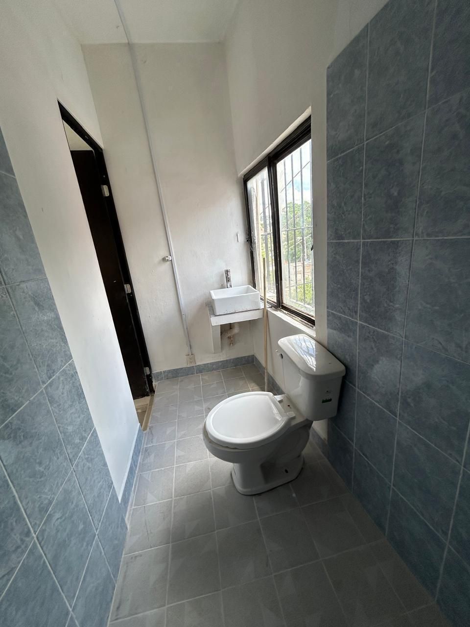 14 of 14: 14. Baño completo