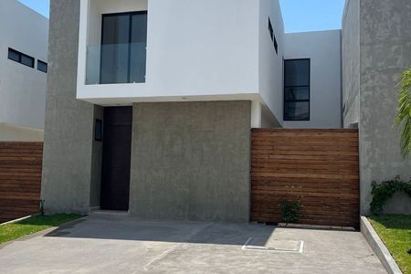 Casa en venta en Nuevo Juriquilla con oficina en planta baja