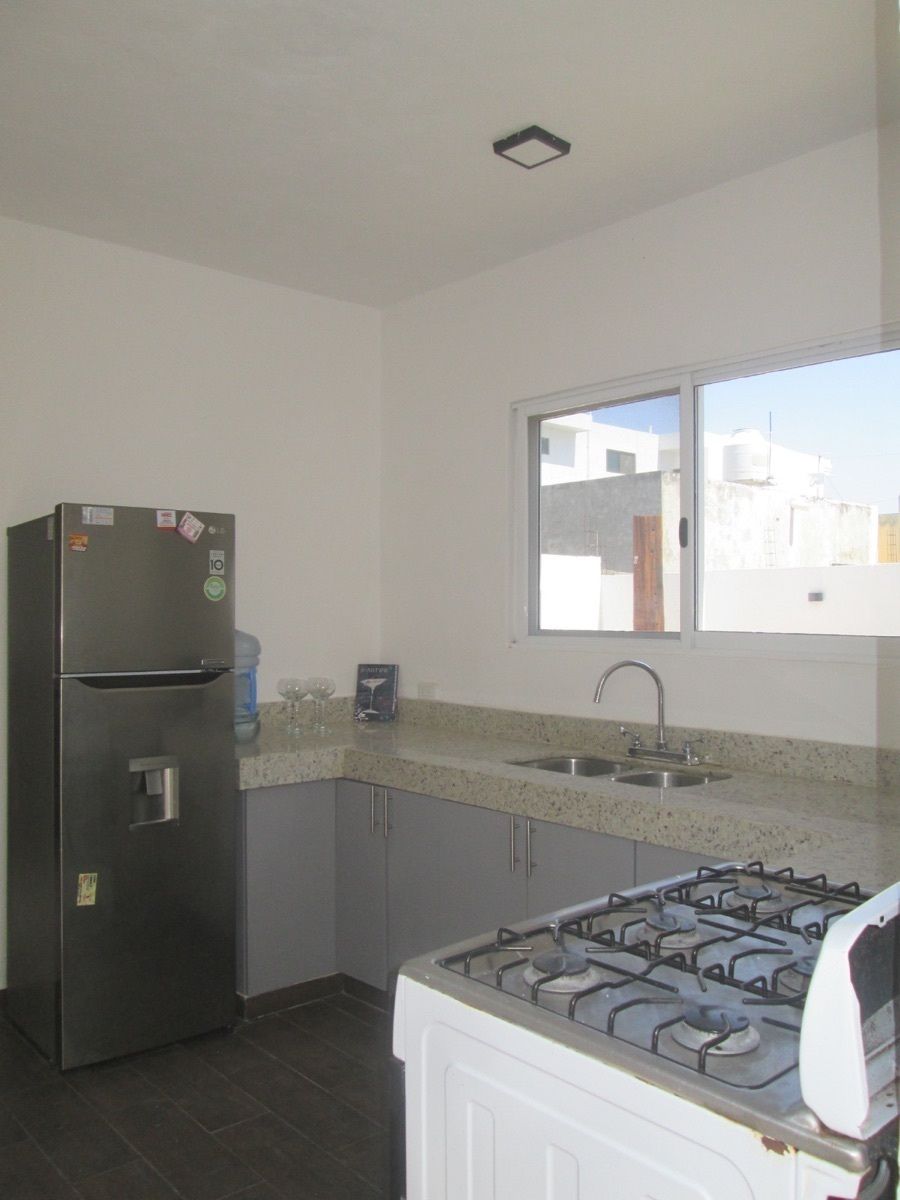 3 of 14: cocina con meseta de granito